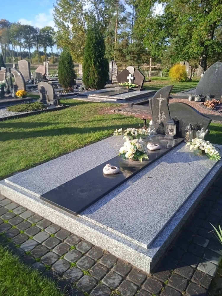 kapo paminklas, uždengimo plokštė