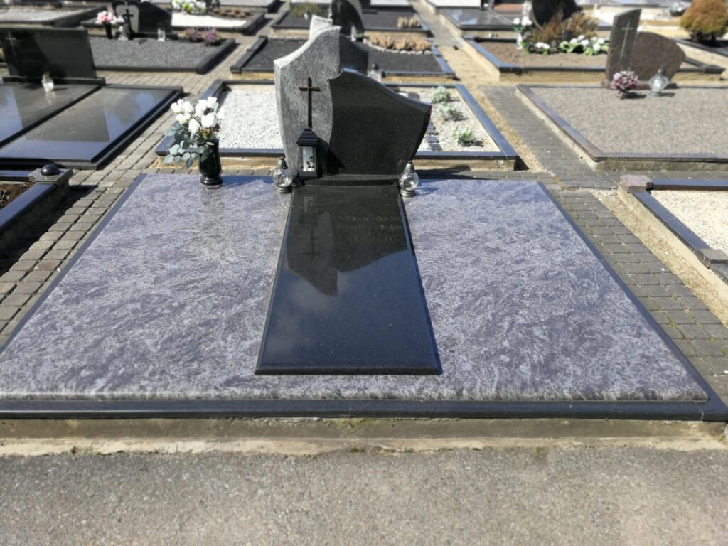 atnaujinta šeimos kapavietė