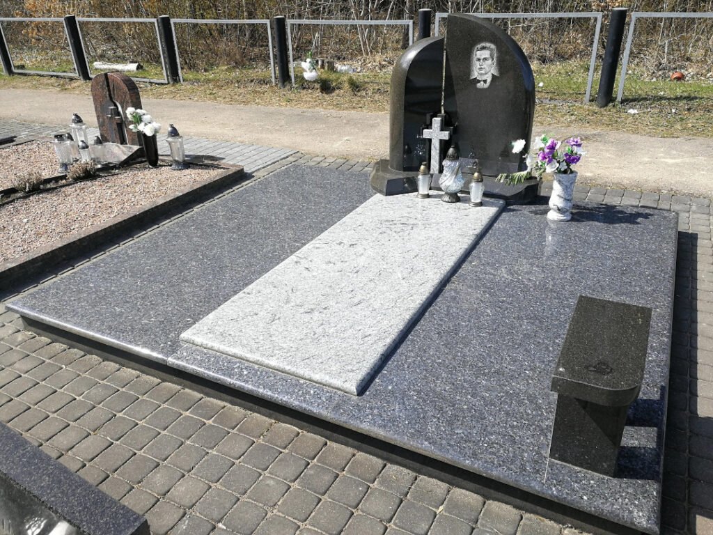 kapų paminklas su kryžiumi, plokštėmis dengta visa kapavietė