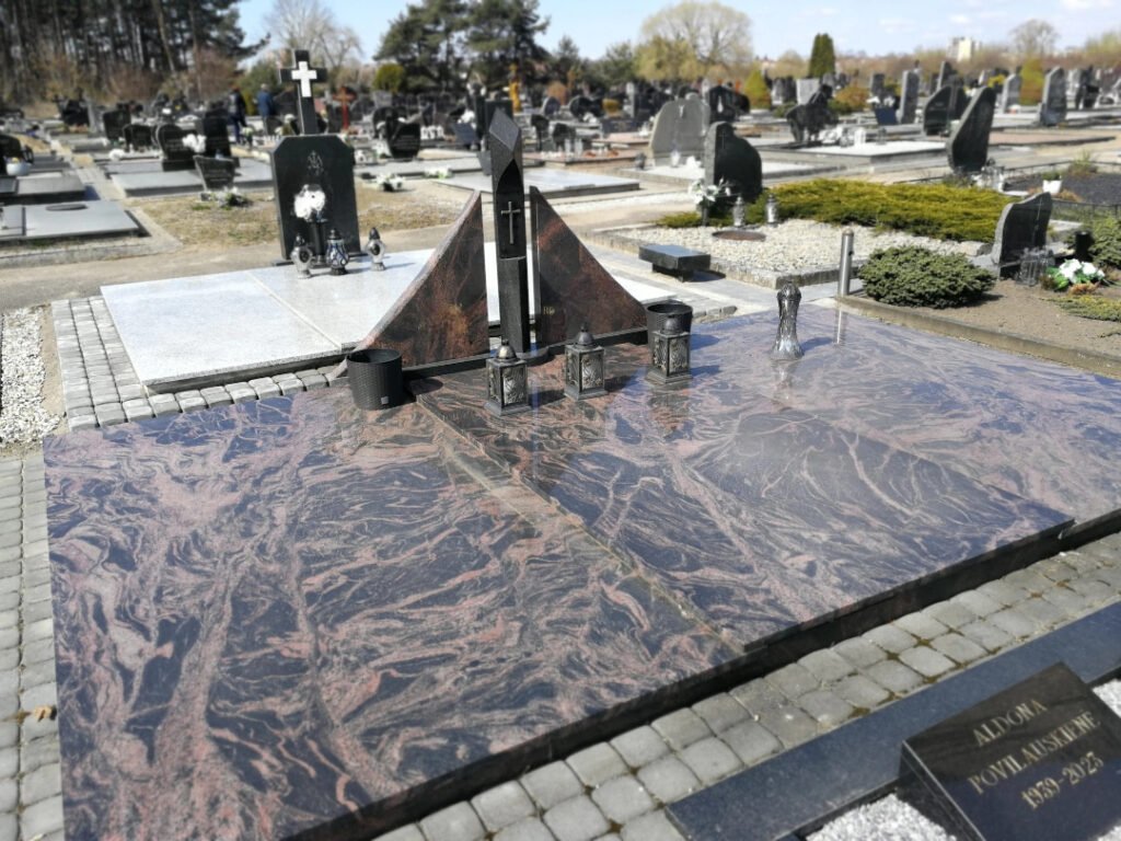 granito plokštėmis dengta kapavietė