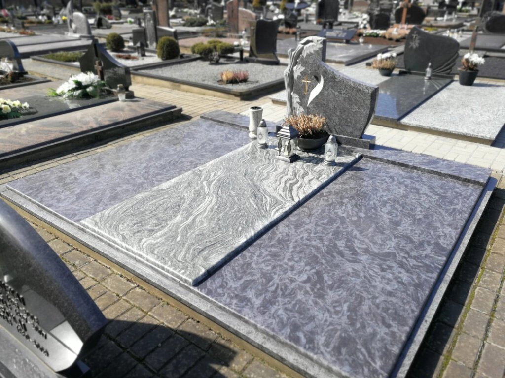granito plokštėmis dengta kapavietė