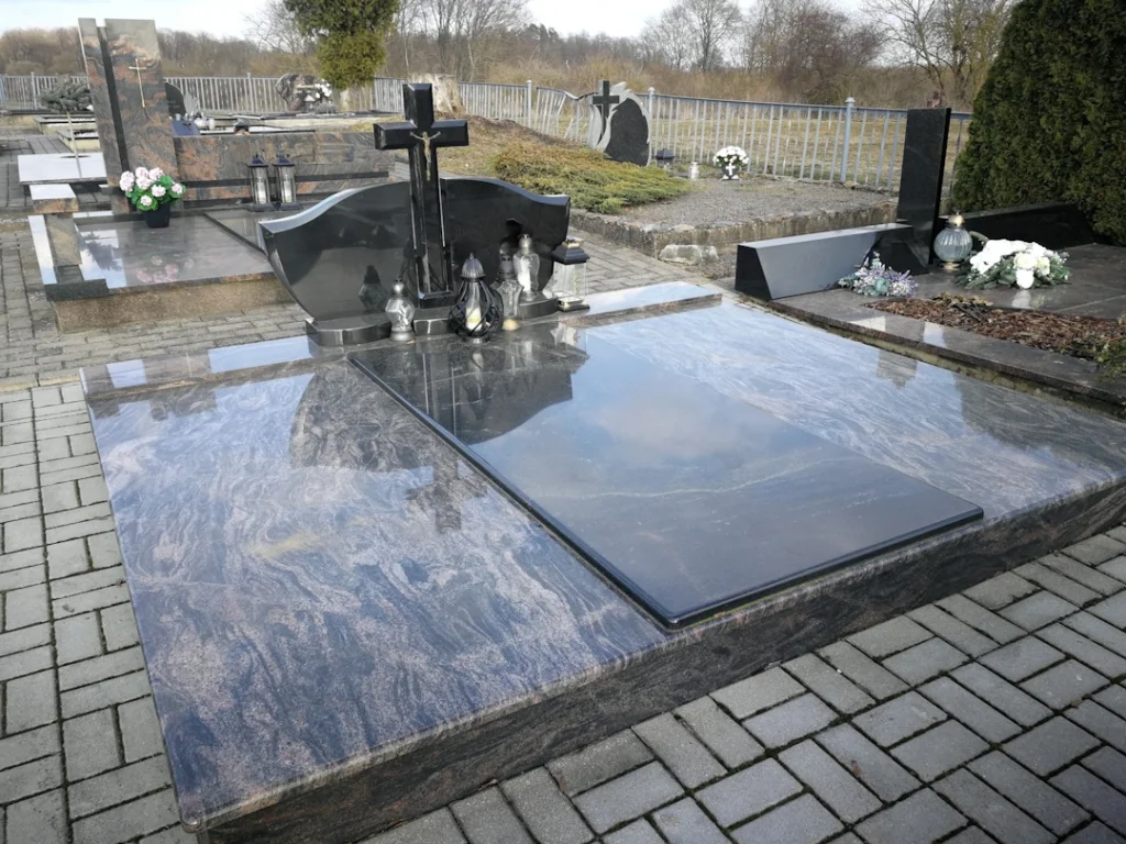 kapo paminklas, kapaviete, granito plokštė